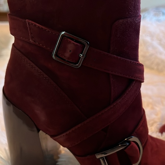 Suede Vince Camino block heel ankle boot. Size 7 - Picture 7 of 7